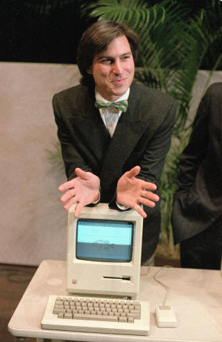 �PNET BALLET: Det var lanseringen av Apples Macintosh, her vist fram av en stolt Apple-sjef Steve Jobs i 1984, som startet masseutbredelsen av musa og det grafiske pek-og-klikk-brukergrensenittet. Foto: SCANPIX