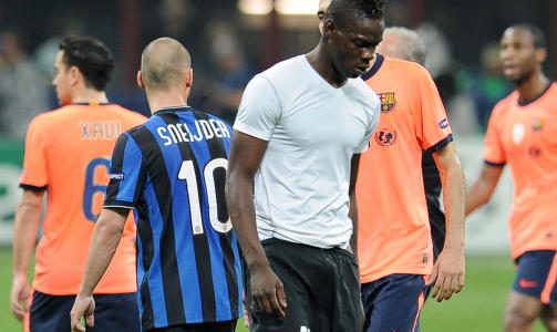 KASTET TR�YA: Mario Balotelli kranglet med egne fans etter Champions League-semien mot Barca, og svarte med � kaste Inter-tr�ya i bakken. Foto: AFP/ ALBERTO PIZZOLI