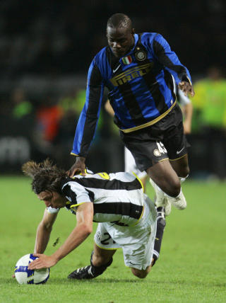 RASEHETSET: Juve-fansen ropte rasistiske skjellsord mot Balotelli etter at Tiago ble utvist for denne taklingen p� spissen i 2009. Foto: AP/Antonio Calanni