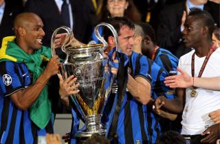 CHAMPIONS LEAGUE-MESTERE: Her feirer Balotelli Europas st�rste trof� sammen med Maicon (t.v) og Dejan Stankovic. Sistnevnte beskriver spissen som et barn. Foto: EPA/SRDJAN SUKI