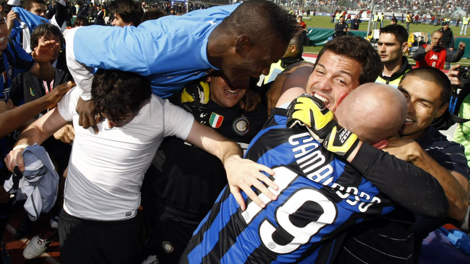FERDIG I INTER: Her feirer Mario Balotelli (�verst) Inters femte strake Serie A-tittel i mai. N� skal 19-�ringen selges. Foto: REUTERS/Alessandro Garofalo