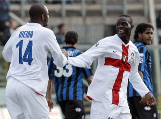 VITY-VENN: Balotelli spilte sammen med Patrick Vieira i Inter fram til i vinter, n� kan de to bli gjenforent i Manchester. Foto: REUTERS/Alessandro Garofalo