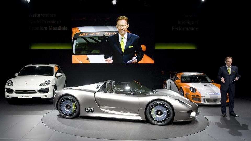 SUPERHYBRIDEN:  Porsche 918 Spyder blir presenter av styreformann Michael Macht p� �rets messe i Geneve.