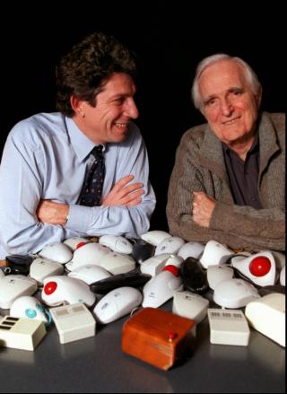 OPPFINNEREN: Douglas Engelbart, her sammen med Logitech-grunnlegger Guerrino De Luca og en samlig 90-tallsavkom etter Engelbarts prototype (foran). Foto: SCANPIX