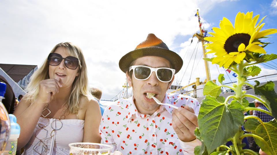SOLFYLT GLADMAT-FESTIVAL:Sandie Sortland og Yngve Sortland nyter pinnekj�tt og komle i steikende sol p� Gladmat i Stavanger i g�r. Festivalen vil f� fint v�r i dag, men framover vil de f� regn og gr�v�r. 
Foto: Marie von Krogh