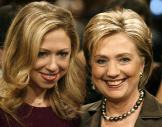BRYLLUP ELLER MIDT�STEN? Hillary Clinton vet ikke helt hva som er vanskeligst � h�ndtere. Datterens bryllupsplaner eller konflikter i Midt�sten. Foto: SCANPIX