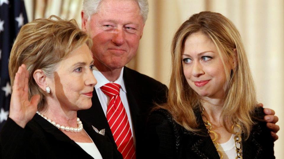 CHELSEA I FOKUS: Bill Clinton vil gjerne at datteren skal f� v�re alene i sentrum p� sin egen bryllupsdag. Foto: SCANPIX