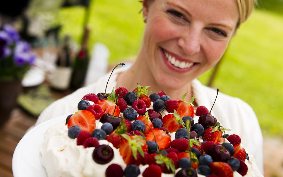 DANSE-KAKE: Pavlova-kaka har navnet etter den russiske ballettdanseren Anna Pavlova. Her viser Dagbladets kokk stolt fram det ferdige resultatet. &mdash;Dette er en av mine favorittdesserter, sier Charlotte Mohn. Alle foto: H�kon Eikesdal