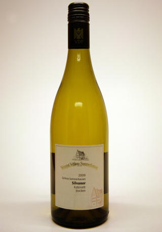 SEKSER FRA TYSKLAND: Schloss Sommerhausen Silvaner Kabinett Trocken 2009, Franken, Tyskland.