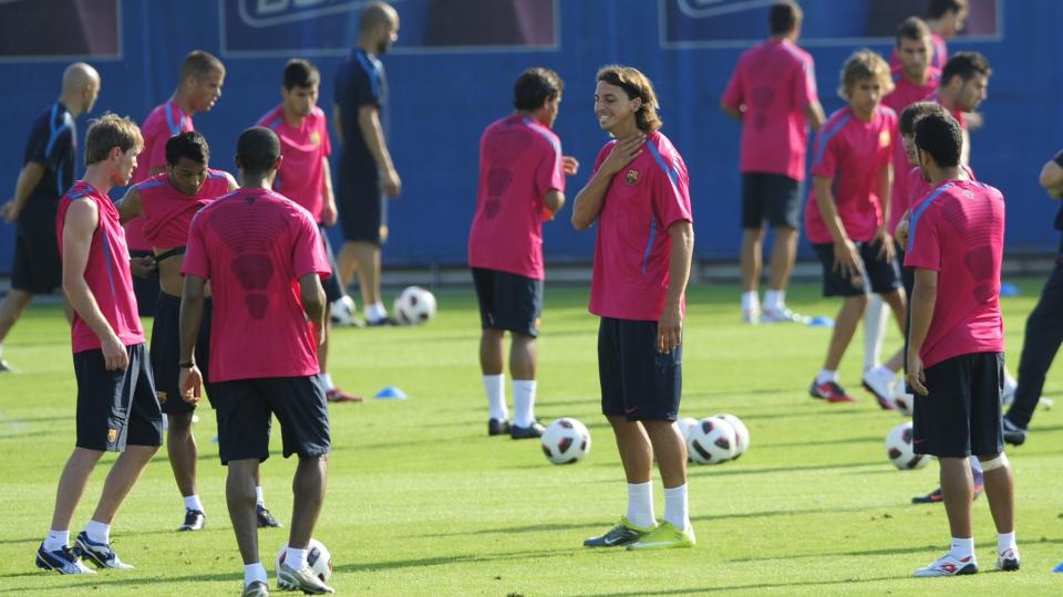 ENSOM STJERNE: Zlatan Ibrahimovic m�tte p� Barcelona-trening allerede i forrige uke, mens VM-stjernene har fri litt til. Foto: AP/Manu Fernandez