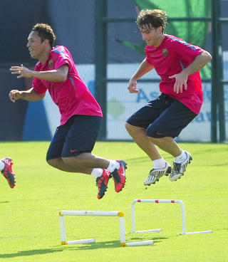TIL OSLO: B�de Adriano (t.v) og Maxwell er med p� laget som m�ter VIF p� Ullevaal i kveld. Foto:  AFP/JOSEP LAGO