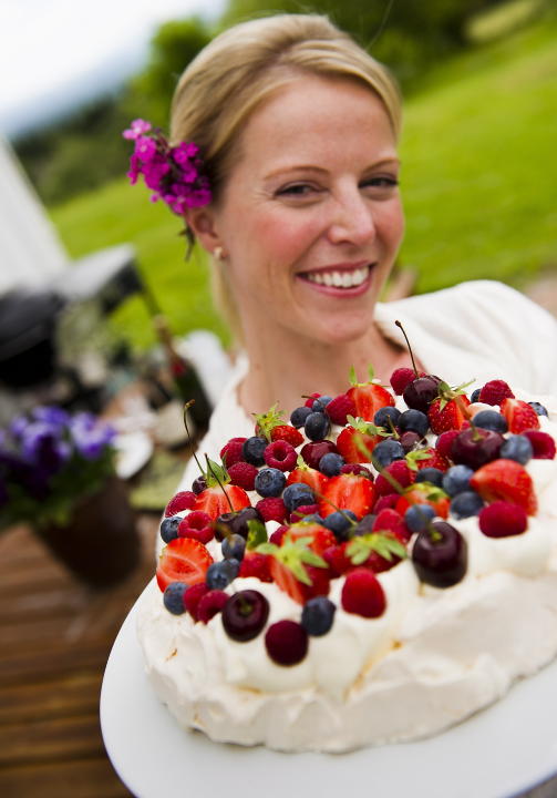 PAVLOVA MED B�R 2,5 TIMER Marengs: 3 eggehviter 125 g sukker 1 ts maisenna 1 ts hvit eddik Pynt: 2 dl fl�te, pisket ca 500 g forskjellige b�r 2 dl vaniljesaus Bringeb�rsaus 2 dl bringeb�r 2 ss sukker Slik gj�r du det: Pisk eggehvitene halvstive, tilsett sukker litt og litt mens det piskes. Bland inn maisenna og eddik og pisk det helt stivt. Ha massen p� et stekebrett dekket med bakepapir og form marengsen til en kakebunn. Marengsen stekes i varmluftsovn p� ca 100 grader i ca 2 timer, den skal v�re seig i midten og t�rr utvendig. Avkj�les. Kj�r bringeb�r og sukker i foodprosessor og sil deretter. Pavlovaen anrettes med krem og b�r. Ha p� vaniljesaus og bringeb�rsaus hvis �nskelig.