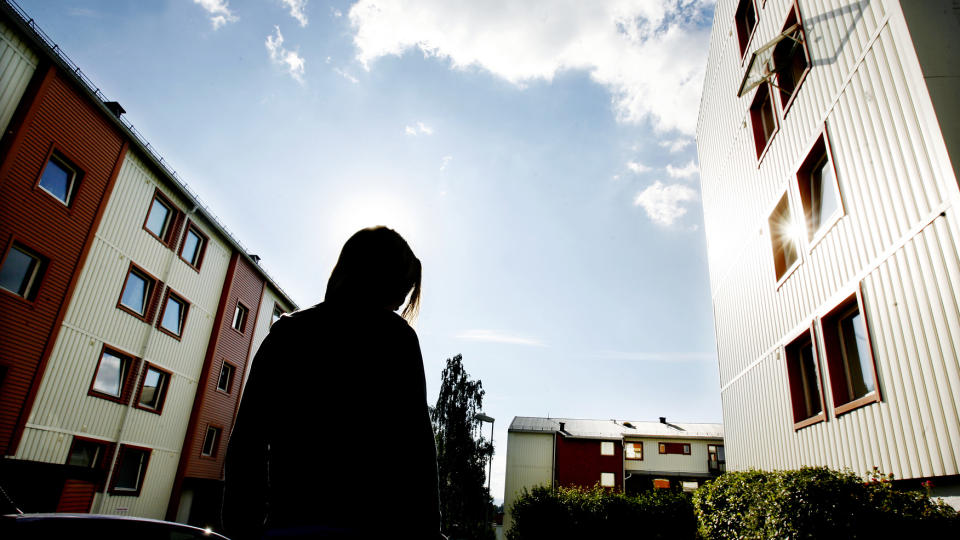 KLASSESKILLE: P� grunn av barna �nsker ikke Marianne � bli gjenkjent. Hun jobber fulltid som sykepleier, men det holder ikke for � f� endene til � m�tes. 
Foto: Kristin Svorte