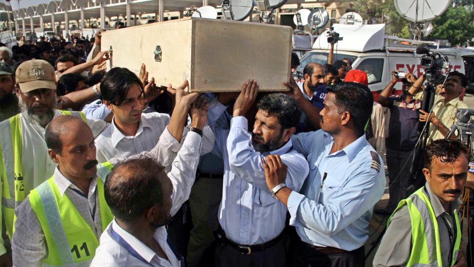 I DYP SORG: S�rgende tar imot en av kistene etter ulykak p� Jinnah International Airport i Karachi, Pakistan i dag. 152 mennesker mistet livet da et Airblue-fly styret i g�r. Foto: EPA/Rehan Khan/Scanpix