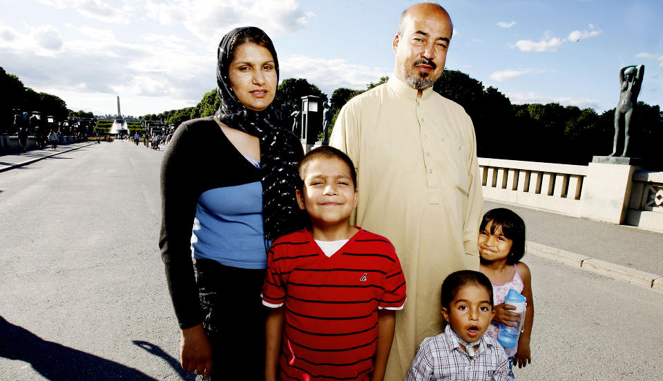 SER MOT EUROPA: Suraya Rais og Shah Muhammad Rais, her med barna f. v. Timor, Jalal og Mitra Rais, kan ende opp med � g� til sak ogs� mot de utenlandske forlagene til �Bokhandleren i Kabul�. Foto Kristin Svorte.