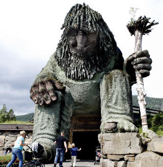 14 METER H�YT:   Trollet p� Hunderfossen er lett gjenkjennelig, og de minste liker godt � klatre opp p� f�ttene til det smilende trollet.   Foto: Elisabeth Sperre Alnes/Dagbladet