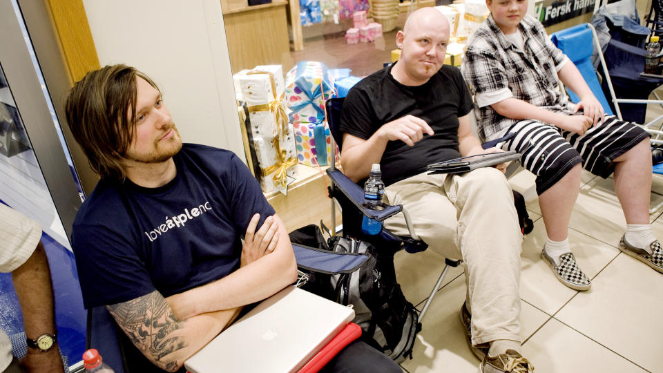 T�LMODIG:  Lasse E. Olsen (23), Kjell Are Refsvik (41) og Christian Baar Hammerud (15) ventet alle t�lmodig for � bli noen av de f�rste i Norge med iPhone 4. Foto: Elisabeth Sperre Alnes/ Dagbladet