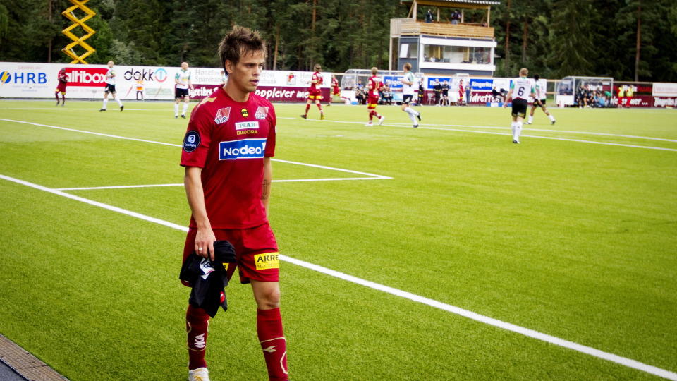 R�DT: Lars Kristian Eriksen fikk sitt andre gule kort for en hands han aldri gjorde. N� m� han ogs� sone �n kamp karantene. Foto: Scanpix