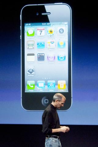TELEFONEN:  Apple-sjef Steve Jobs p� pressekonferansen om iPhone 4 16.juli i �r. Foto: Scanpix