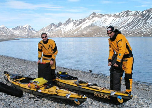  F�R AVREISE:  Sebastian Plur Nilssen (23) fra Fredrikstad (til venstre) og Ludvig Fjeld (22) fra Sarpsborg med fullt utstyr i Trygghamna p� Spitsbergen like f�r starten p� den dramatiske Svalbard-ekspedisjonen 5. juli. FOTO: svalbard360.com