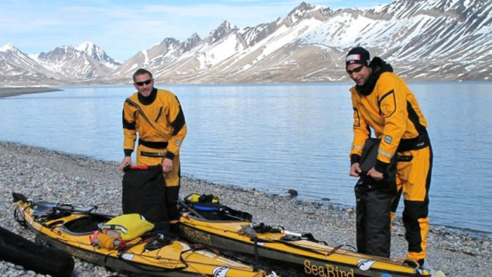  F�R AVREISE:  Sebastian Plur Nilssen (23) fra Fredrikstad (til venstre) og Ludvig Fjeld (22) fra Sarpsborg med fullt utstyr i Trygghamna p� Spitsbergen like f�r starten p� den dramatiske Svalbard-ekspedisjonen 5. juli. FOTO: svalbard360.com