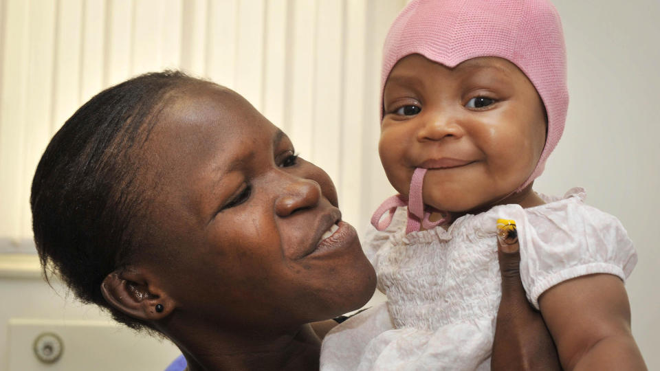  GJENFORENT:  Marie Miracle Seignon ble gjenforent med datteren Landina, som hun var sikker p� hadde d�dd i jordskjelvet p� Haiti. FOTO: SCANPIX
