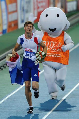 FEIRER: Seier p� 100 meter, fem �r etter han begynte med friidrett. Lemaitre tar en velfortjent seiersrunde. Foto: AFP