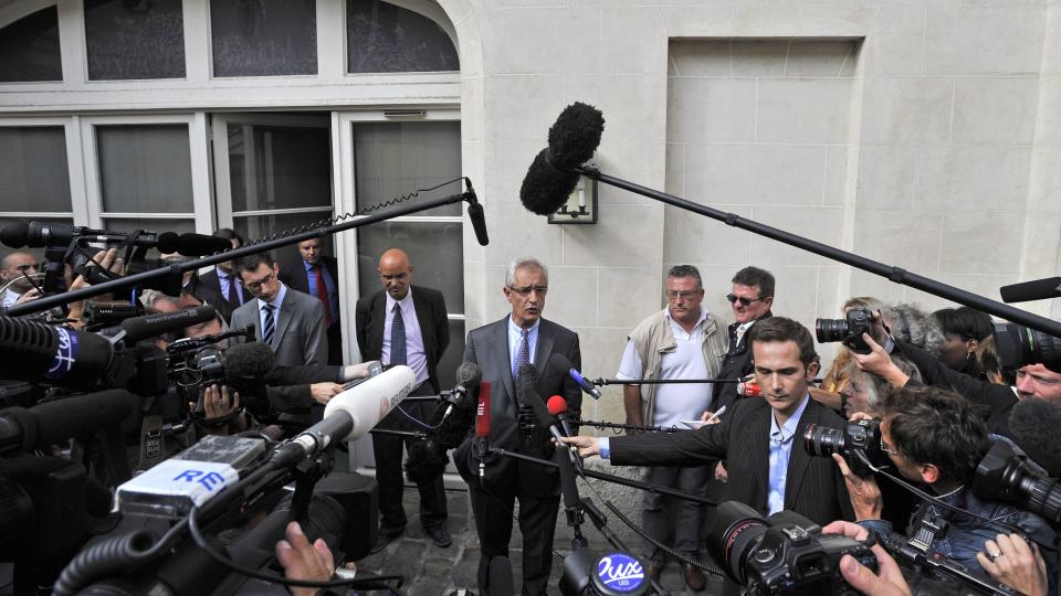 M�TTE PRESSEN ETTER AVH�R:  
 Arbeidsminister �ric Woerth ble avh�rt i �tte timer p� kontoret sitt i forbindelse med skattesnuskanklager som er rettet mot milliard�ren Liliane Bettencourt. Foto: REUTERS / Thomas Padilla / SCANPIX