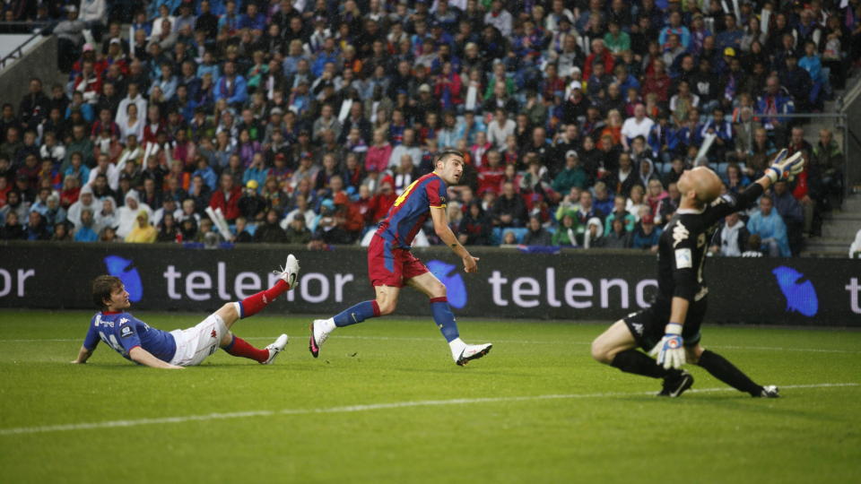 IKKE VELKJENTE, MEN GODE: Benja Martinez satte sikkert inn 3-1 for Barcelona i en underholdende treningskamp mot V�lerenga p� Ullevaal stadion.
Foto: Kyrre Lien / Scanpix