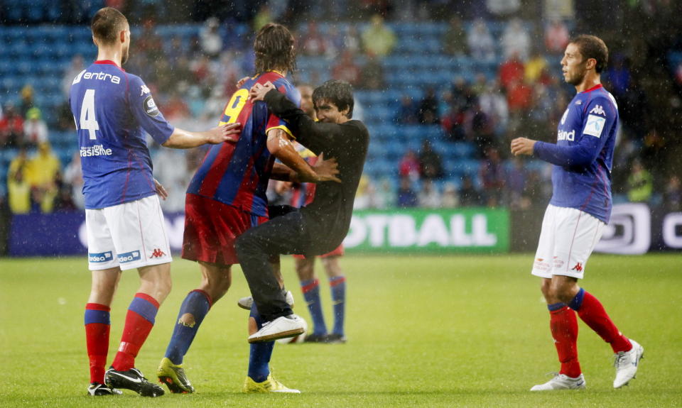 Oslo  20100729.
KLEM? Guttungen �nsket kanskje en klem av Zlatan Ibrahimovic. Da m�tte han i s� fall ha hoppet h�yere. Foto: Scanpix