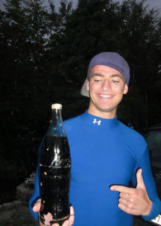  GAMMEL:  Kjell Eivind Granbakk (22) fant denne �rgangscolaflaska FOTO: PRIVAT