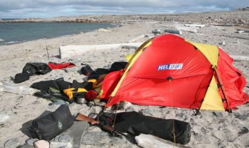  OVERRUMPLET:  De to padlerne ble overrasket inne i dette teltet p� Ekstremhuken p� Nordaustlandet torsdag formiddag. FOTO: F�RSTEBETJENT ARILD LYSSAND, SYSSELMANNEN.