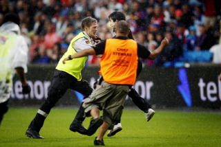 BLE TATT: En gutt stormet banen og pr�vde seg p� en klem fra Zlatan Ibrahimovic p� overtid under treningskampen Ullevaal stadion. Foto: Kyrre Lien / Scanpix