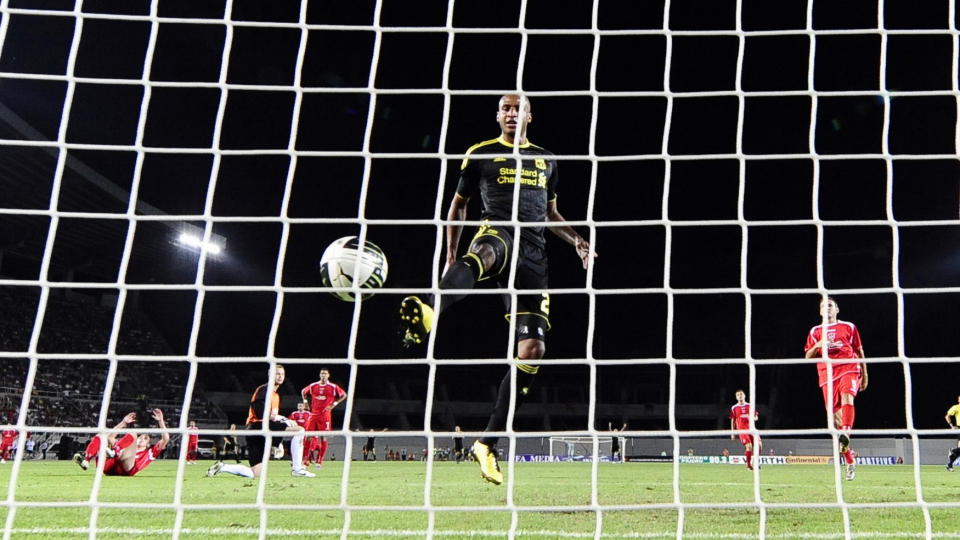 LETT: Liverpool vant enkelt 2-0 borte, her har Ngog lobbet over keeper og sikrer at ballen g�r i m�l. Foto: Reuters