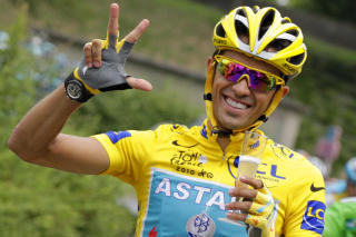 DYR MANN: Kilder tett p� Alberto Contador sier at han p� det n�rmeste er klar for Bjarne Riis sitt profflag kommende sesong, men spanjolen blir ingen billig mann - i Astana har han hatt en �rsl�nn p� n�rmere 40 millioner kroner.Foto: SCANPIX