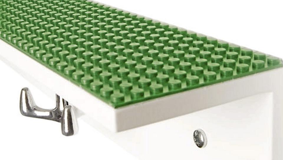 LEKENT: Hyllen Hangman med lego p� toppen, fra Pur Norsk.  FOTO: Produsenten