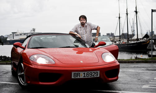 GUTTEDR�MMEN: Tom Egeland har dr�mt om en Ferrari siden han var liten gutt. For sju �r siden kj�pte han sin f�rste. Denne er noen �r gammel, og kostet 1,5 millioner. Foto: H�kon Eikesdal