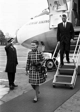 HJEMME IGJEN: Her ankommer kronprins Harald og kronprinsesse Sonja Fornebu lufthavn etter bryllupsreisen. Foto: SCANPIX