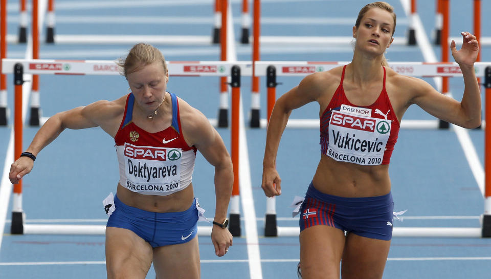 ENKELT VIDERE: Christina Vukicevic (t.h.) gikk enkelt til semifinale p� 100 meter hekk med heatseier og �rsbestetida 12,83.Foto: SCANPIX