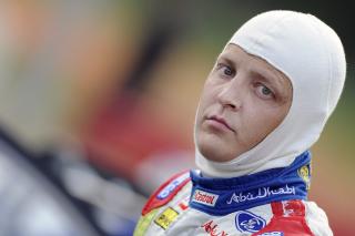 USKADD: Mikko Hirvonens bil rullet en rekke ganger da han kj�rte ut. Foto: EPA