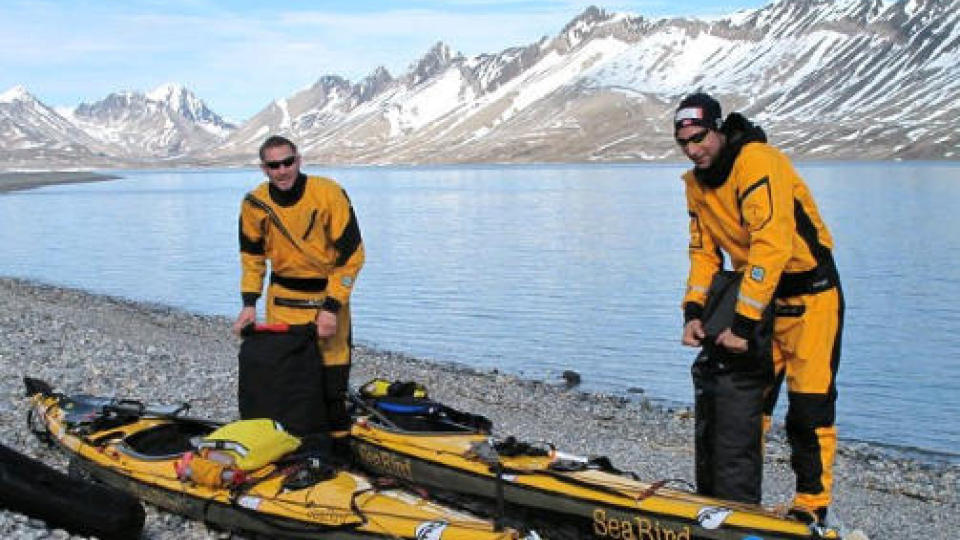  SAMMEN IGJEN:  Sebastian Plur Nilssen (til vernstre) og Ludvig Fjeld f�r avreise p� Spitsbergen 5. juli. I dag m�tes de igjen p� syjkehuset i Longyearbyen. FOTO: svalbard360.com