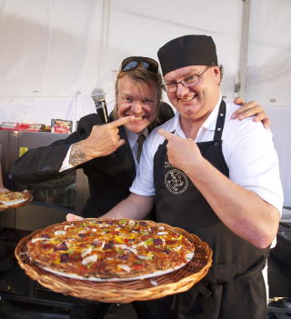GLADLAKS P� MATFESTIVAL: Alex Ros�n tar som vanlig helt av. Her p� Gladmatfestivalen i Stavanger. Foto: SCANPIX