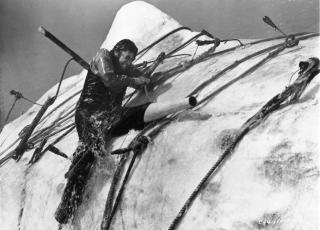 SPENT FAST: Gregory Peck ble spent fast til et digert hjul som ble snurret opp og ned av havet i scenen der han er spent fast p� hvalryggen. Peck insisterte p� � gj�re opptaket to ganger. Foto: FRA FILMEN