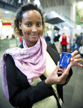 STRESSET: Hhaadan Nafstad (26) blir stresset uten tilgang til sin Sony Ericsson mobiltelefon. &mdash;Livet hadde ikke v�rt det samme uten mobil. Det er mye lettere � f� tak i noen, spesielt hvis det skjer noe, sier hun. Foto: H�kon Eikesdal