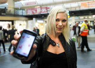 LAVE REGNINGER: Jeg har v�rt uten mobiltelefon i en m�ned n� fordi jeg har v�rt p� ferie p� Bali, og der hadde jeg ikke dekning. Da brukte jeg internett for � kompensere, sier Christine S�rensen (22), som vanligvis bruker mobilen fornuftig og f�r lave regninger. Foto: H�kon Eikesdal