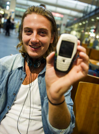 SKRUR ALDRI AV: &mdash;Jeg blir ikke stresset uten mobiltelefonen, men jeg skrur den aldri av, sier J�rgen Sandnes (20). Han er spent p� hvor h�y den neste regningen hans blir etter ferieturen til Magaluf. Foto: H�kon Eikesdal