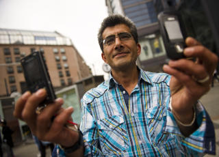 HAR TO MOBILER: Ahmed Sezayesh (47) synes det er viktig � alltid ha mobilen p�sl�tt. &mdash;Jeg planlegger alltid slik at den er fulladet hver dag. Jeg jobber som vaktmester, s� jeg m� ha den p�sl�tt hele �ret til alle d�gnets tider. Foto: H�kon Eikesdal
