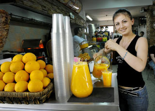 BYENS BESTE: Ferskpresset appelsinjuice lages p� stedet.