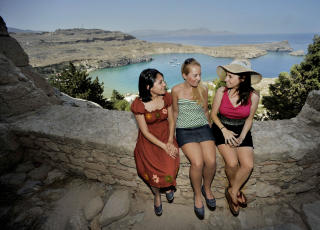 FOTOSTOPP: Utsikten fra veien opp til Lindos akropolis med havna i bakgrunnen.  Foto: JOHN TERJE PEDERSEN/Dagbladet