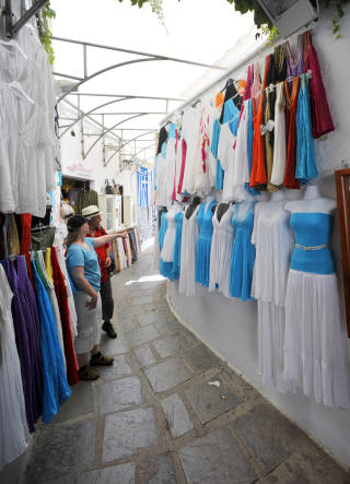HELT GRESK:  Turistene fristes av greske kjoler i butikkene i de smale gatene i Lindos. Foto: JOHN TERJE PEDERSEN/Dagbladet